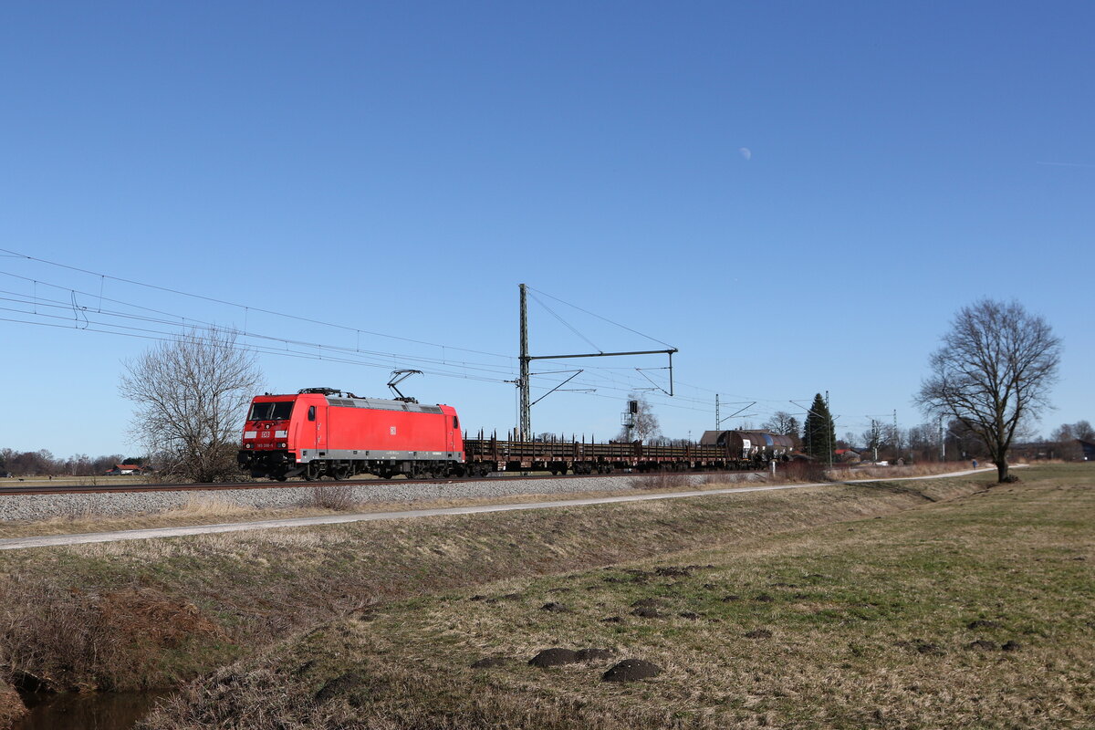 185 398 mit einem gemischten G�terzug aus Salzburg kommend am 25. Februar 2026 bei �bersee am Chiemsee.