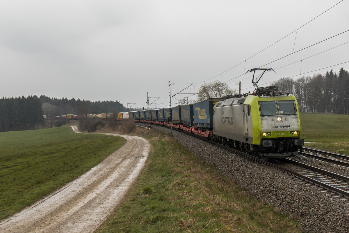 185 550-1 von  Captrain  mit dem  Walter -Zug am 25. M�rz 2016 bei H�tt im Chiemgau.