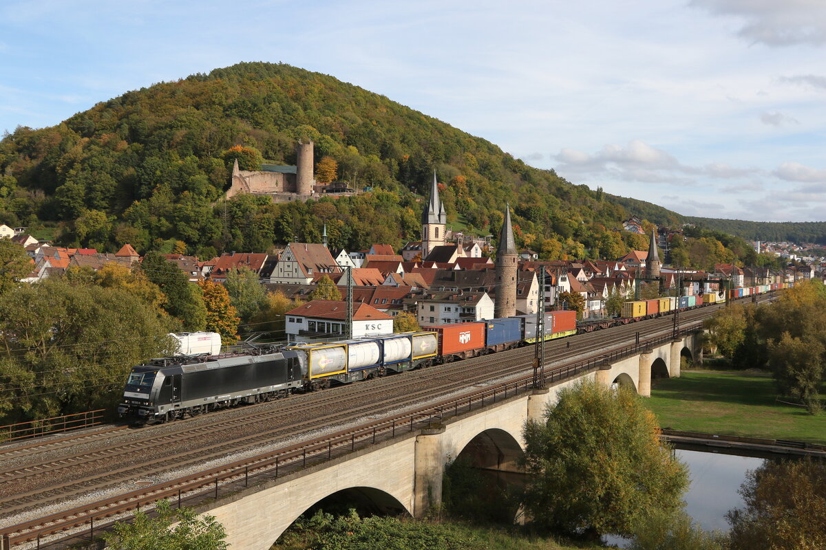 185 565 von  MRCE  mit einem Containerzug am 11. Oktober 2022 in Gem�nden am Main.