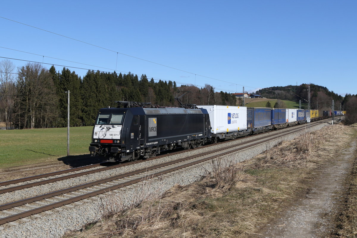 185 571 mit dem  Intercombi  aus Salzburg kommend am 21. Februar 2020 bei Grabenst�tt im Chiemgau.