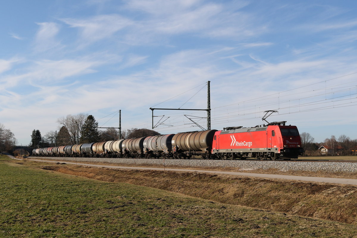 185 584 von  Rhein Cargo  mit einem Kesselwagenzug am 16. Januar 2020 bei �bersee am Chiemsee.