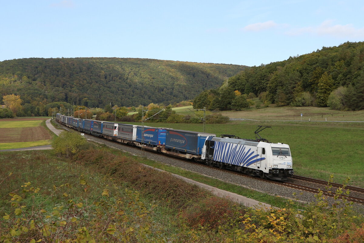 185 663 mit einem  KLV  aus Gem�nden kommend am 10. Oktober 2022 bei Harrbach am Main.