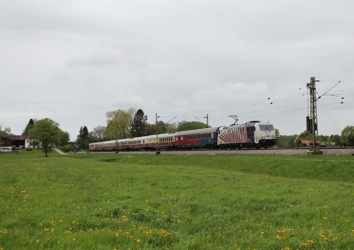 185 666 mit einer  Rheingold-Garnitur  am 3. Mai 2015 bei �bersee am Chiemsee auf dem Weg nach Salzburg.