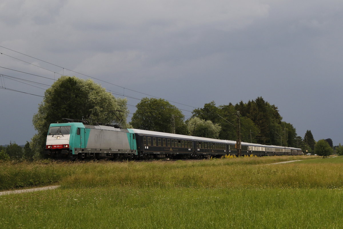 186 129 mit dem  Classic Courier Express  am 6. Juni 2016 bei Prien am Chiemsee.
