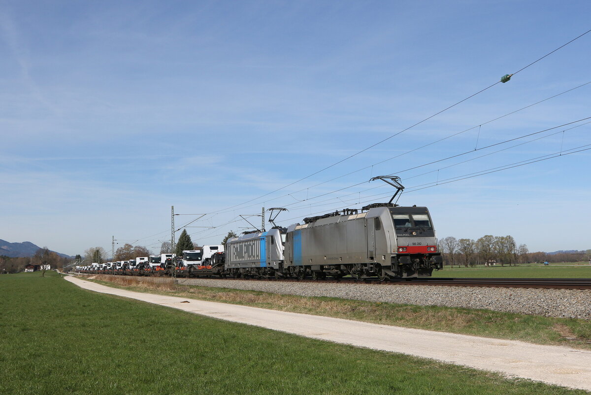 186 282 und 187 300 waren am 12. April 2022 mit  LKW-Zugmaschinen  bei �bersee am Chiemsee in Richtung Salzburg unterwegs.