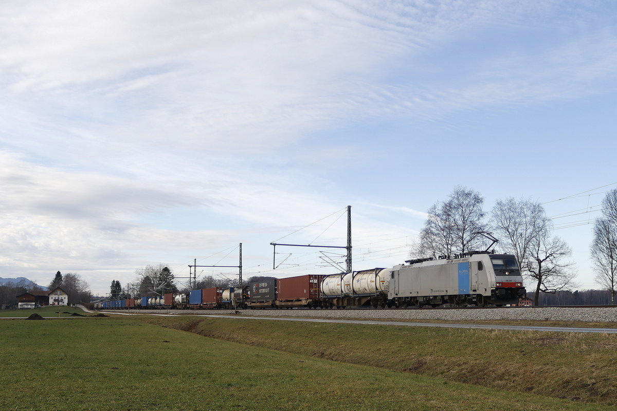 186 283 mit einem  KLV  aus M�nchen kommend am 28. Dezember 2018 bei �bersee.
