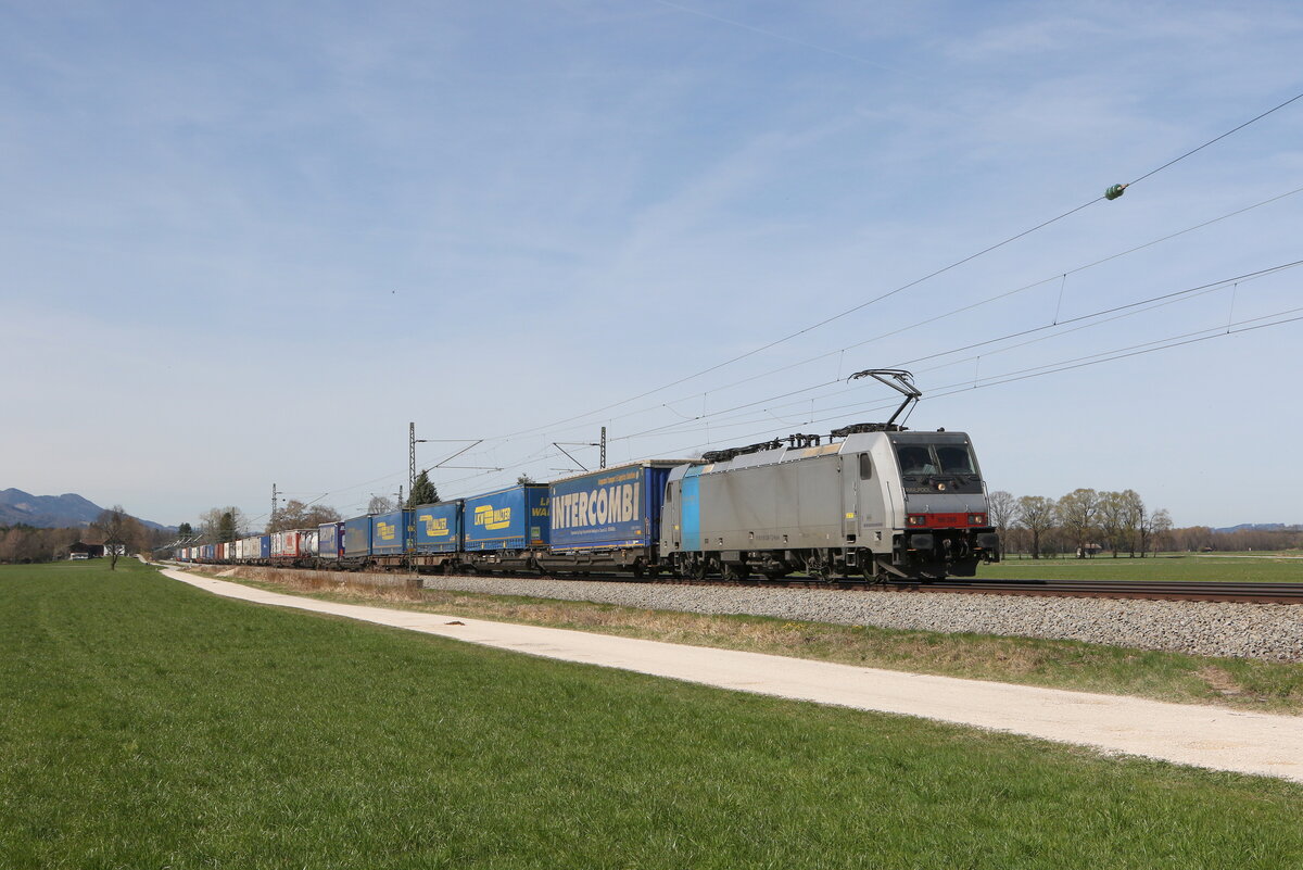 186 288 mit dem  WALTER-KLV  aus M�nchen kommend am 12. April 2022 bei �bersee am Chiemsee.