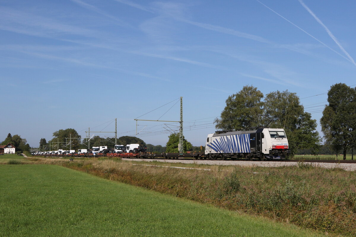 186 442 mit  LKW-Zugmaschinen  aus M�nchen kommend am 30. August 2022 bei �bersee am Chiemsee.
