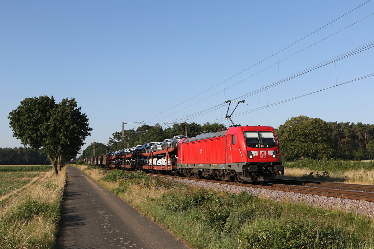 187 147 mit einem gemischten G�terzug am 26. Juni 2020 bei D�rverden.