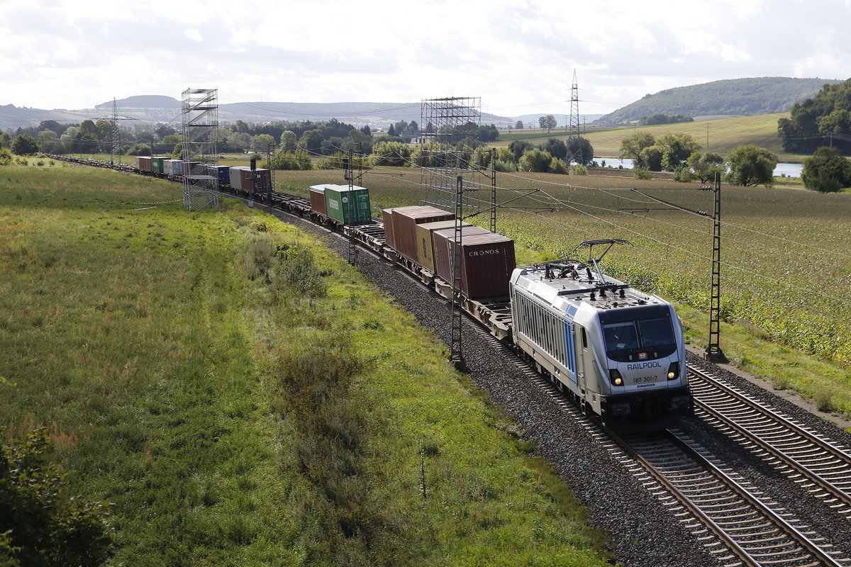 187 301-7 mit einem sp�rlich beladenem Containerzug am 19. August 2017 bei Harrbach.
