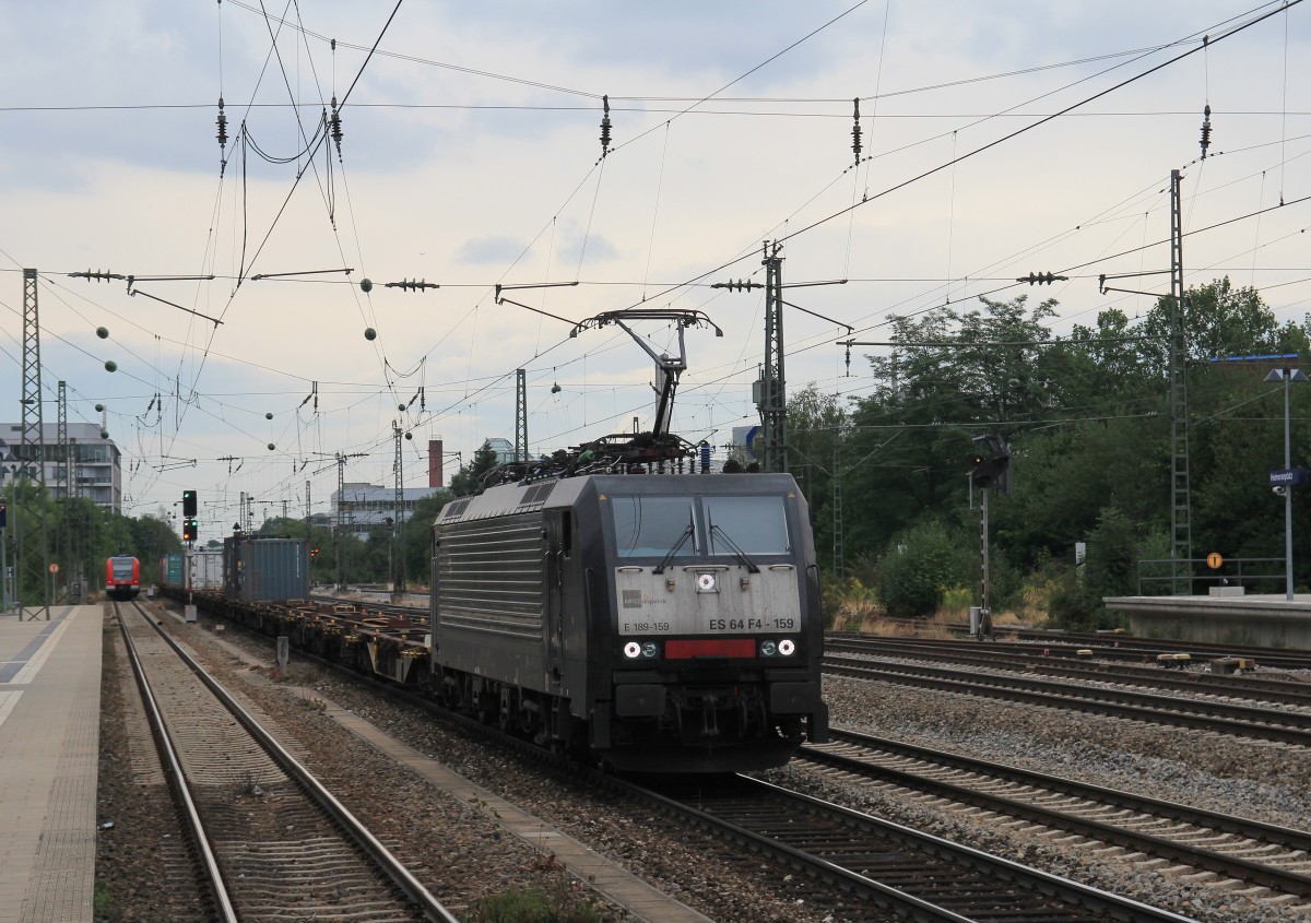 189 159 mit einem Containerzug am 26. August 2013 am Heimeranplatz in M�nchen.