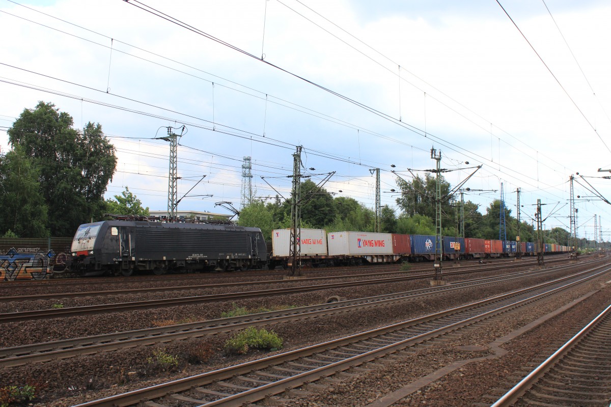 189 843-6 durchf�hrt am 31. Juli 2013 mit einem Containerzug in Richtung Hamburger Hafen den Bahnhof von Hamburg-Harburg.