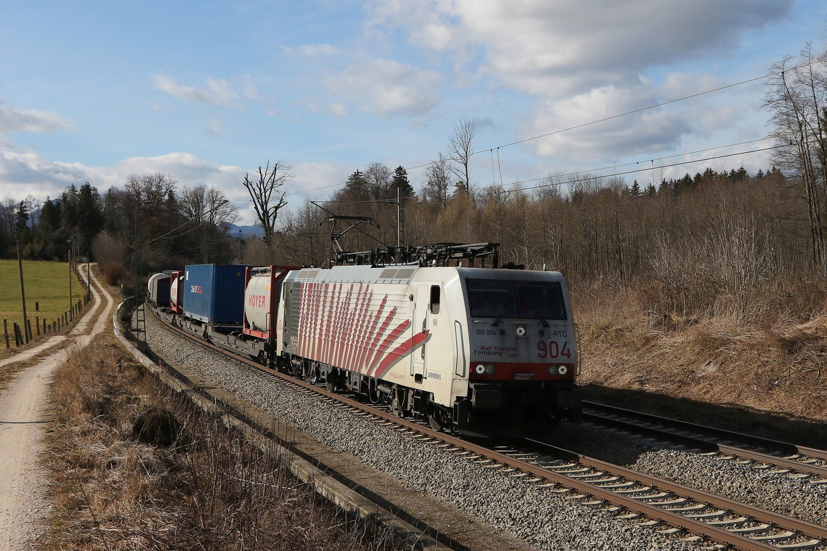 189 904 mit einem  KLV  aus M�nchen kommend am 4. Februar 2021 bei Grabenst�tt.