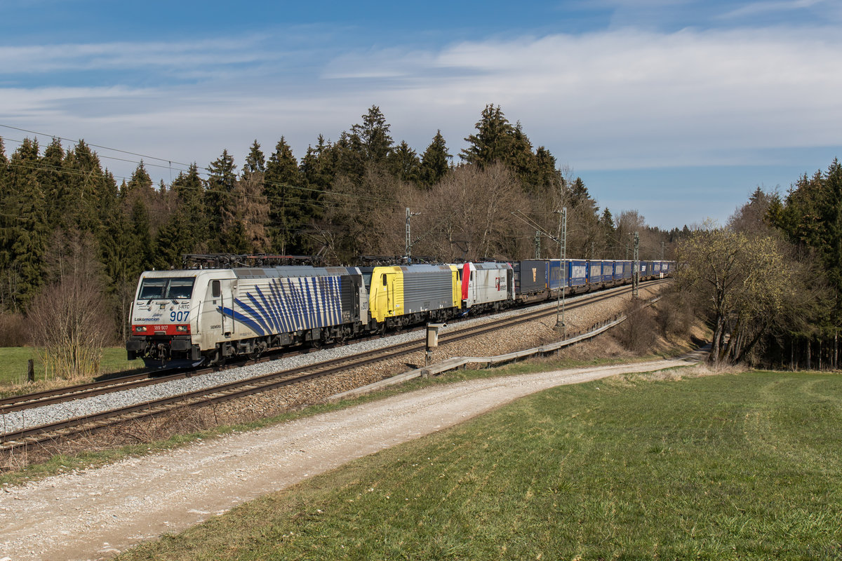189 907, 189 920 und 185 665 waren am 28. M�rz 2016 mit dem  Intercombi -Zug bei Sossau in Richtung M�nchen unterwegs.