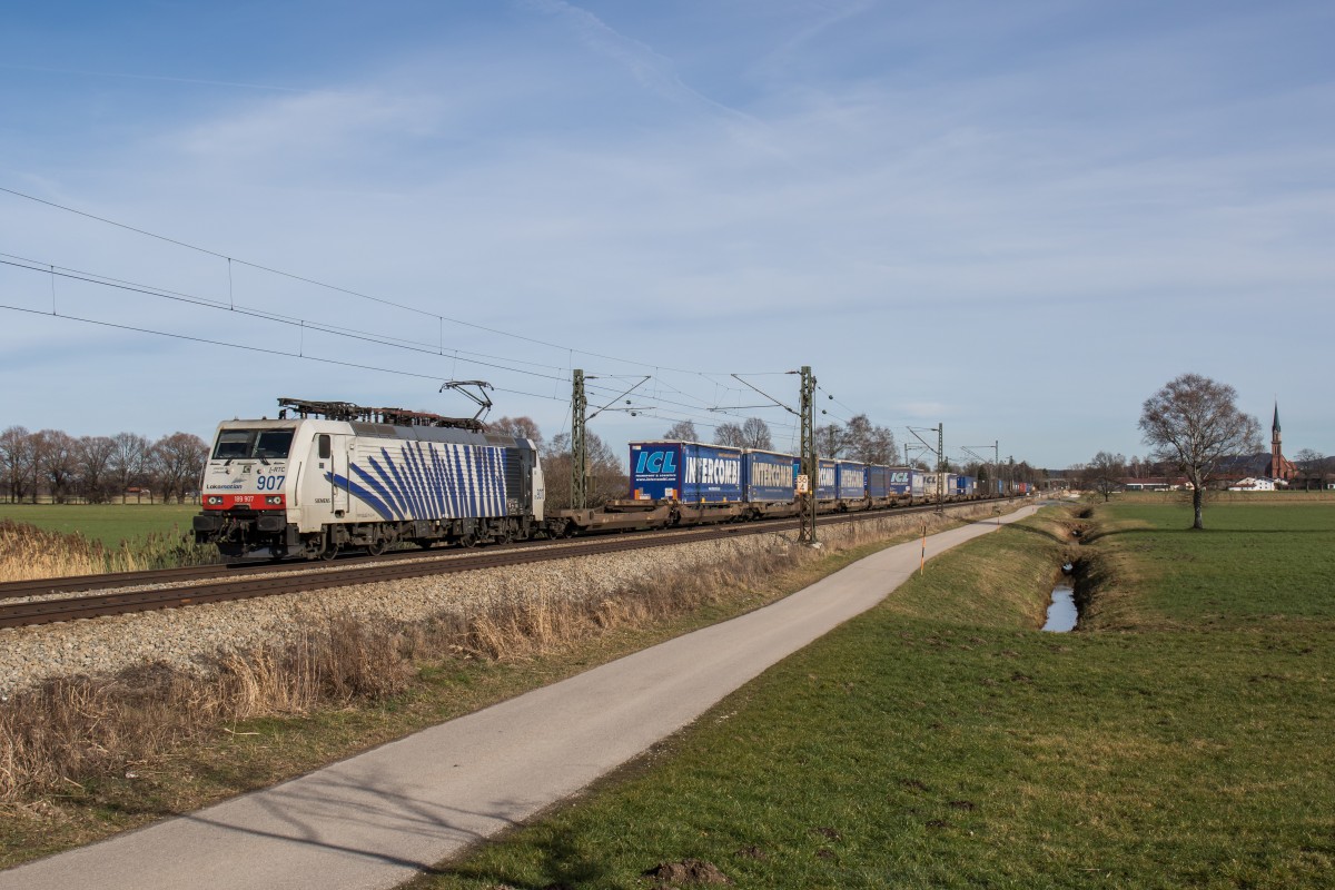 189 907-9 mit dem  Intercombi-Zug  aus Salzburg kommend am 6. Februar 2016 bei �bersee.