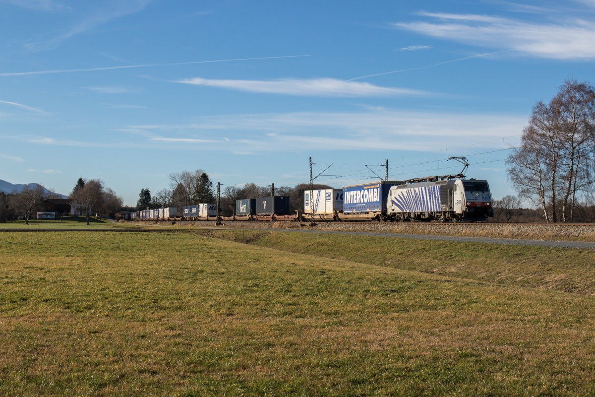 189 907 aus M�nchen kommend am 22. Dezember 2015 bei �bersee am Chiemsee.