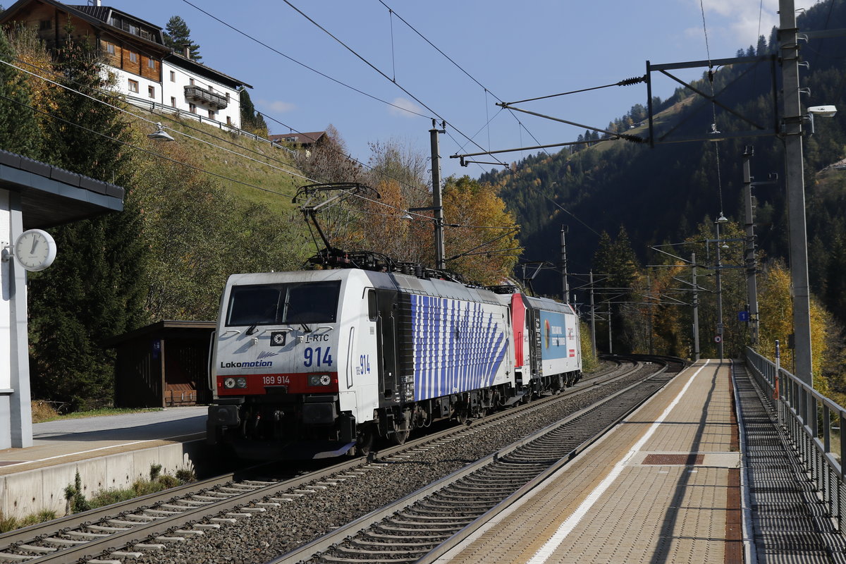 189 914 und 185 665 auf dem Weg zur�ck nach Innsbruck. Aufgenommen am 16. Oktober 2018 in St. Jodok.