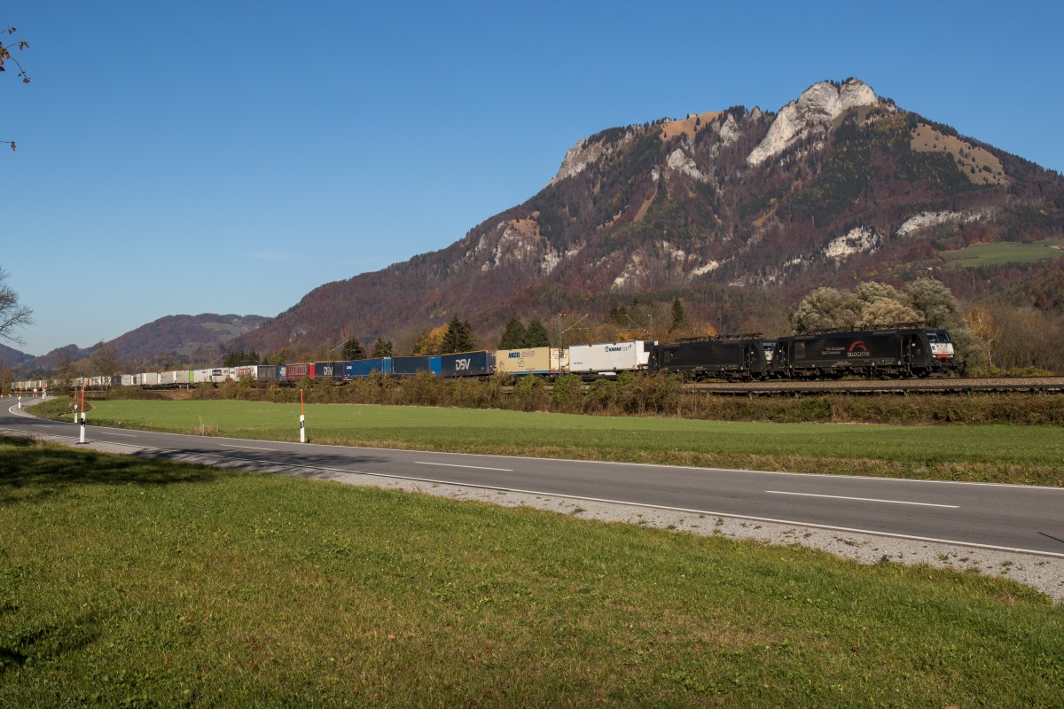189 923 und 189 997 waren am 1. November 2015 bei Niederaudorf in Richtung Kufstein unterwegs.