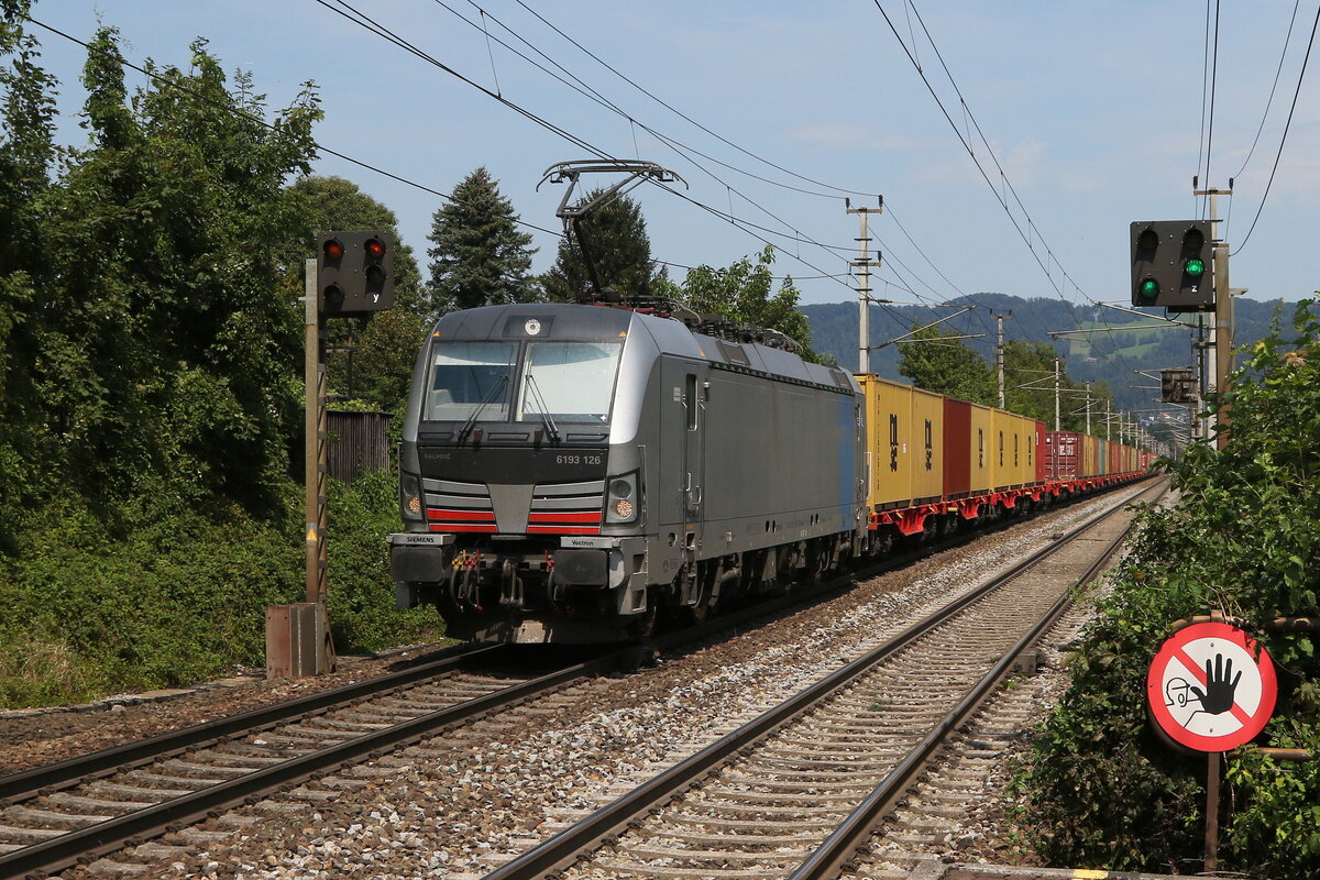 193 126 mit einem Containerzug aus Salzburg kommend am 12. August 2024 in  Salzburg-S�d .