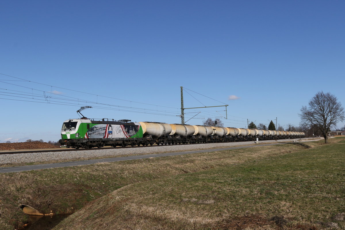 193 219  Stille Nacht  von  SETG  mit einem Kesselwagenzug aus Salzburg kommend am 1. M�rz 2020 bei �bersee am Chiemsee.