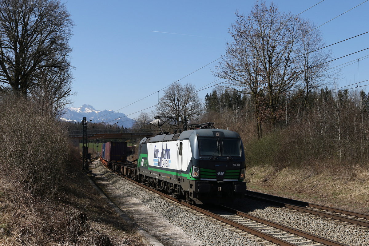 193 229 der  Rurtalbahn  am 1. April 2020 aus M�nchen kommend bei Grabenst�tt im Chiemgau.