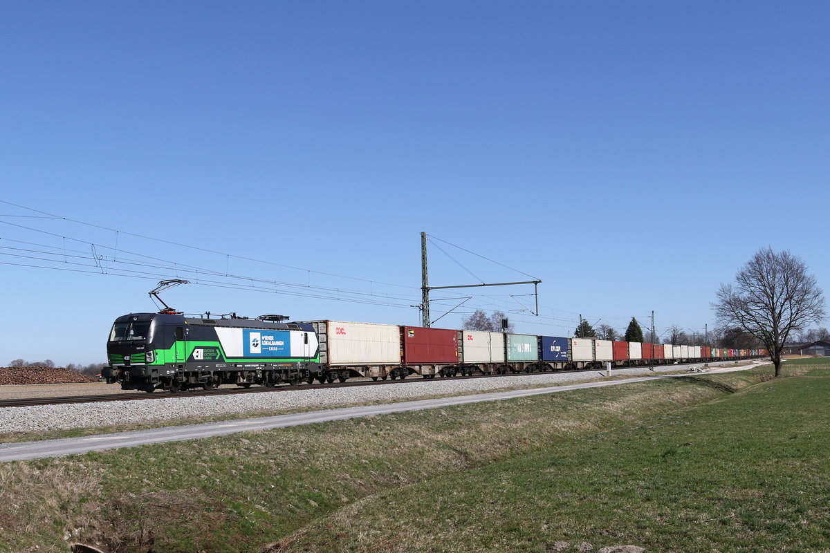 193 237 der  Wiener Localbahn  mit einem Containerzug-Umleiter am 15. M�rz 2020 aus Salzburg kommend bei �bersee am Chiemsee.