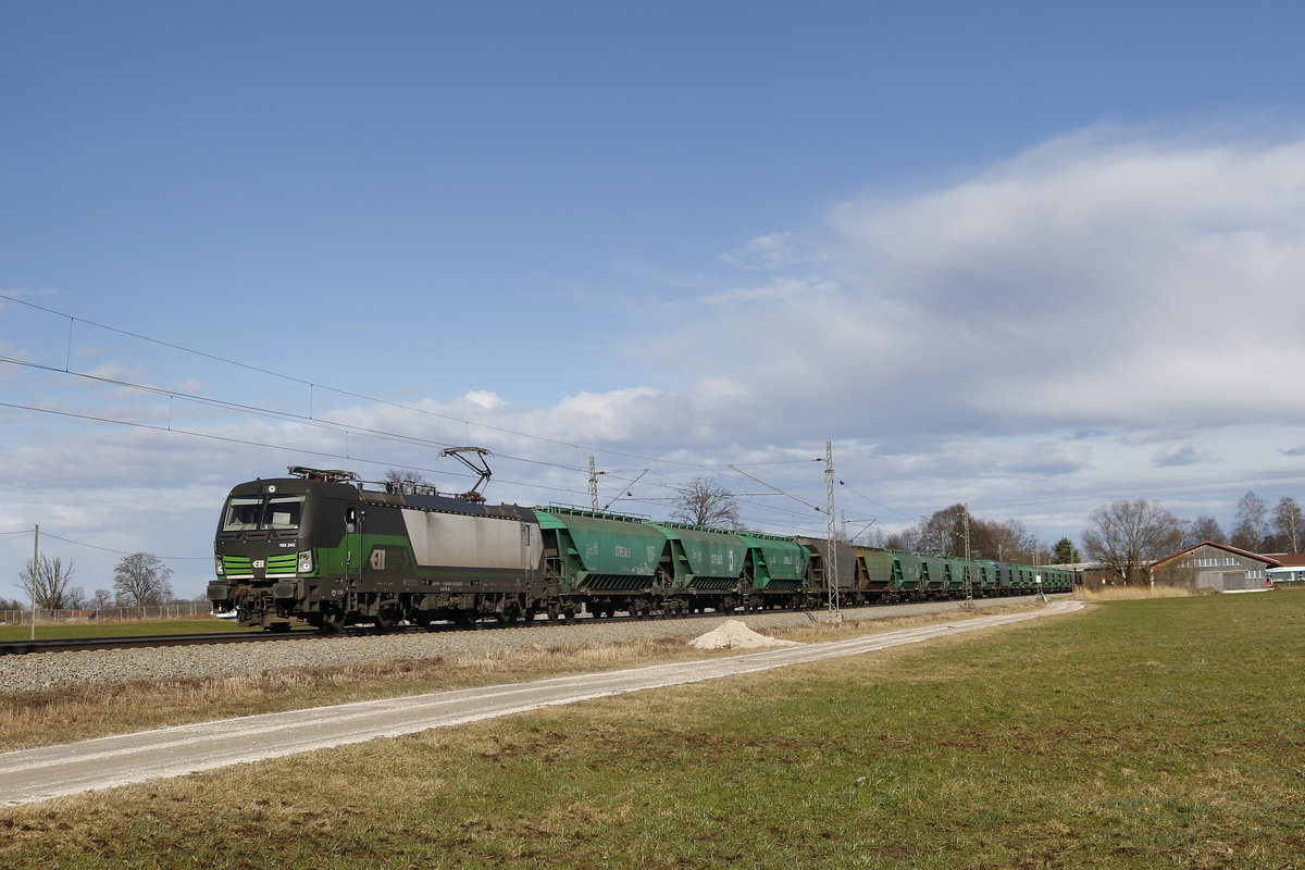 193 242 mit einem  Getreidezug  aus Salzburg kommend am 5. M�rz 20167 bei �bersee am Chiemsee.
