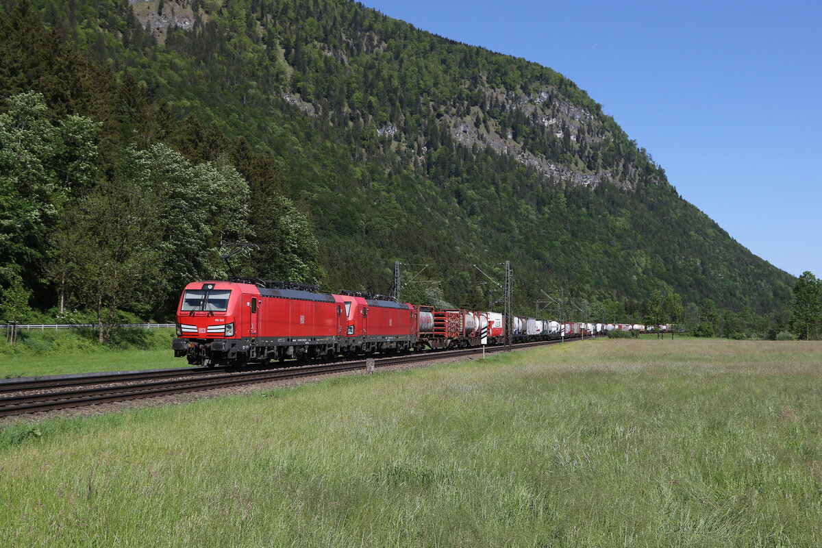 193 332 und 193 325 mit einem  KLV  aus M�nchen kommend am 14. Mai 2024 bei Niederaudorf.