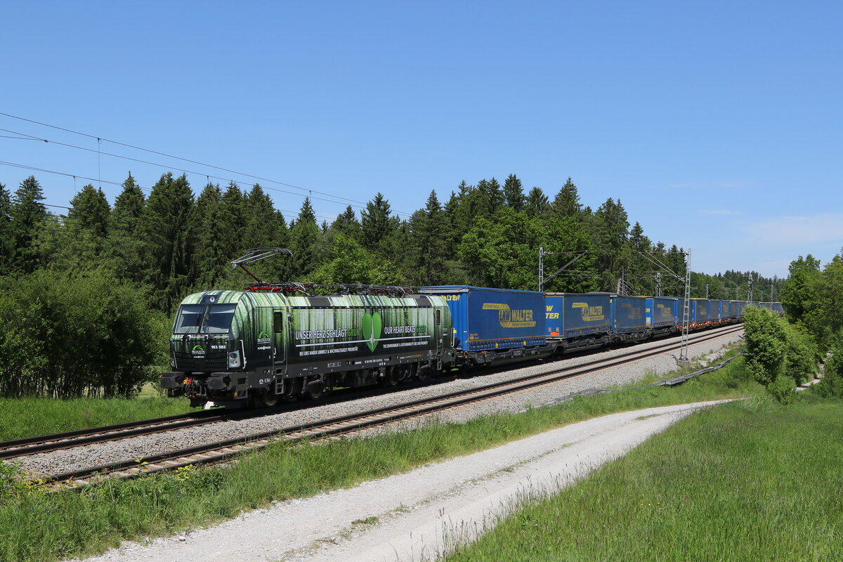 193 582  Unser Herz schl�gt Gr�n  aus Salzburg kommend am 1. Juni 2021 bei Grabenst�tt im Chiemgau.