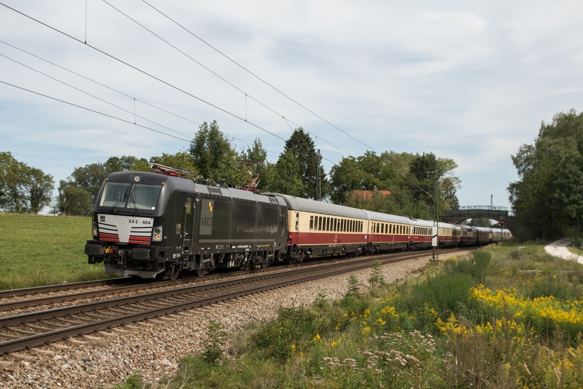 193 604 mit dem  AKE-Rheingold  aus Salzburg kommend am 13. September 2015 bei �bersee.
