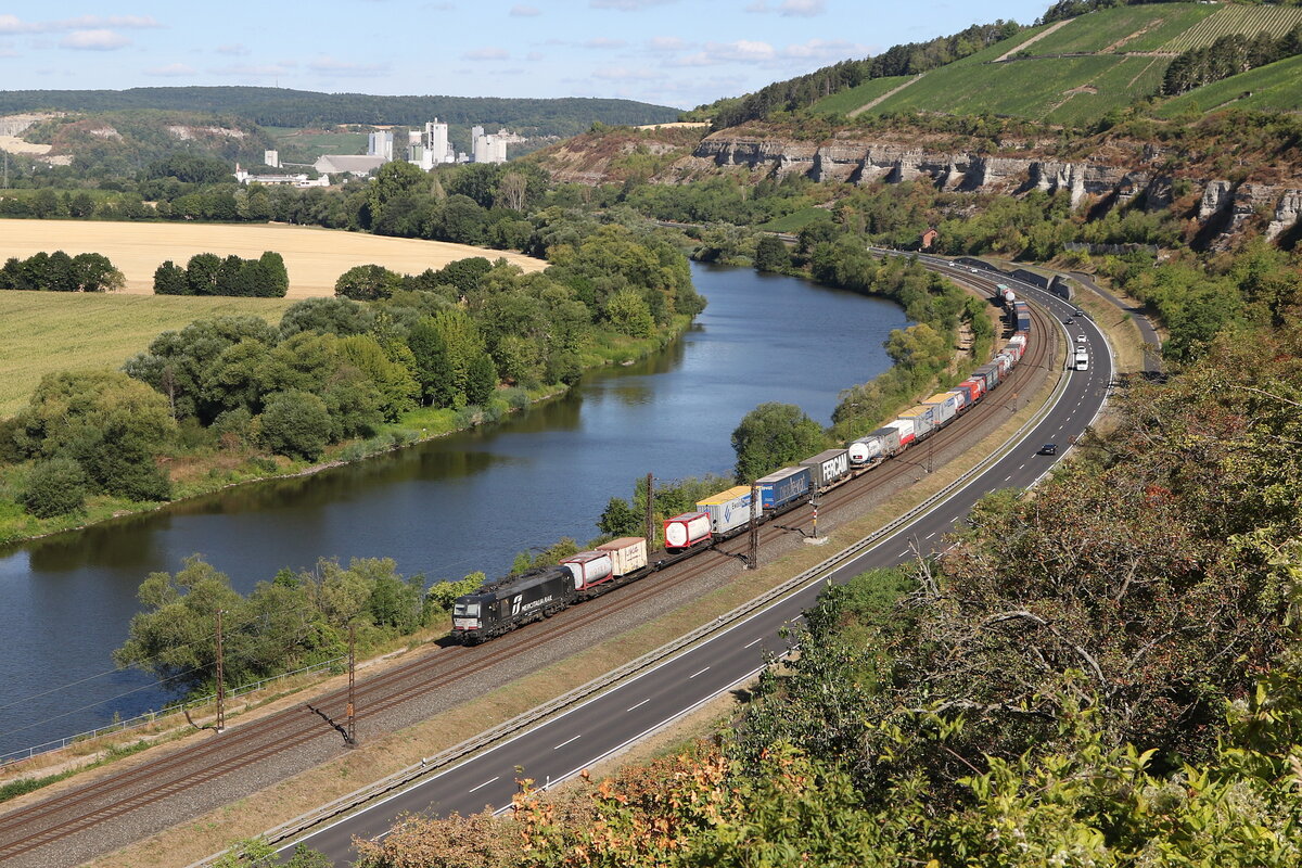 193 702 war am 6. August 2022 bei Himmelstadt auf dem Weg nach W�rzburg.
