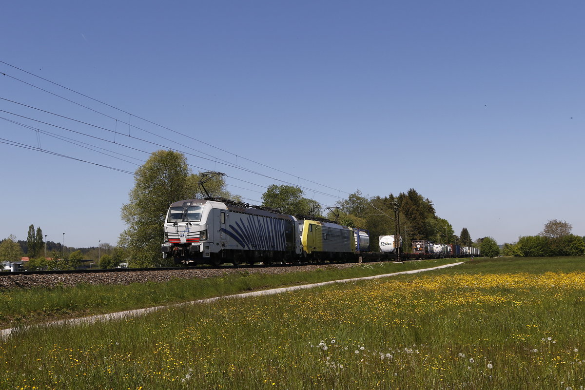 193 771 und 189 903 mit einem  KLV  am 17. Mai 2019 bei Prien am Chiemsee.