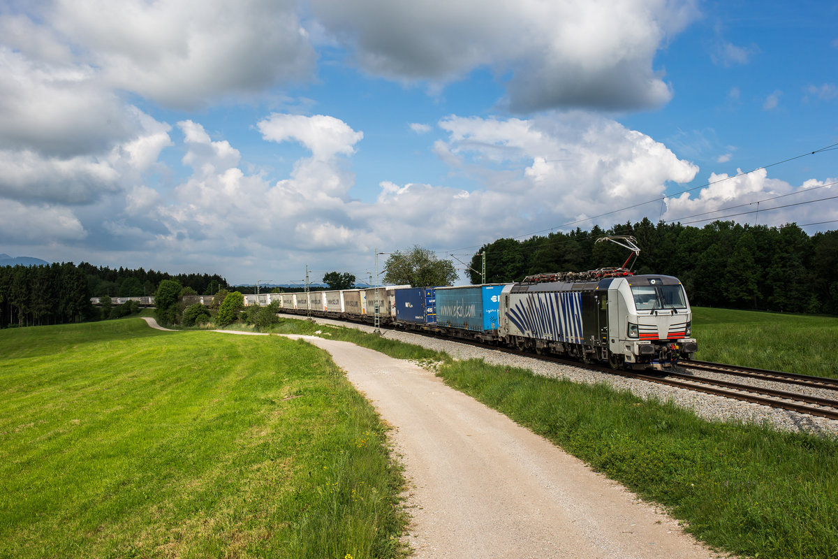 193 772 war am 25. Mai 2017 mit dem  Ekol -Zug bei H�tt in Richtung Salzburg unterwegs.