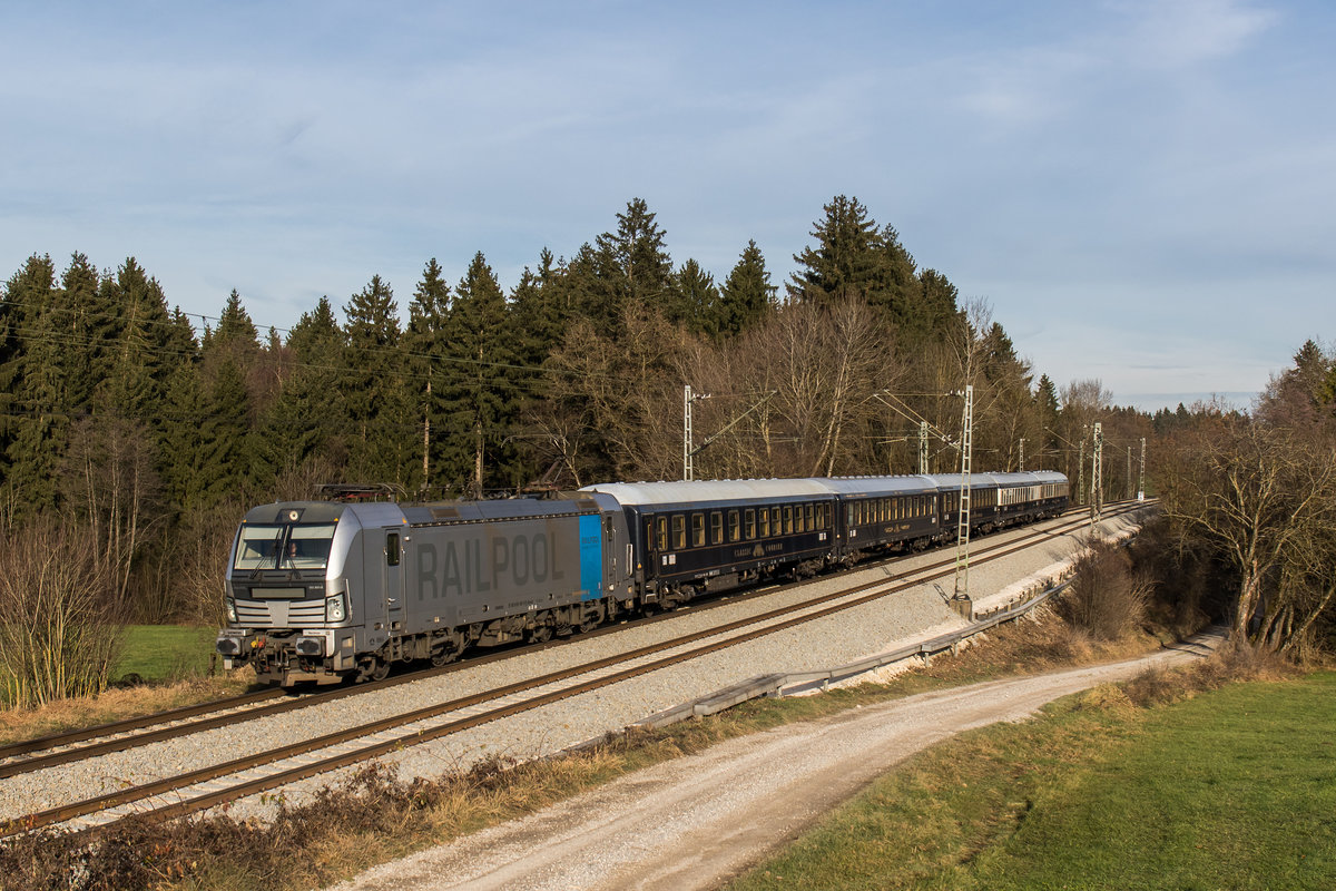 193 801-8 mit dem  Classic Courier Express  auf der R�ckfahrt von Salzburg. Aufgenommen am 30. November 2016 bei Grabenst�tt.