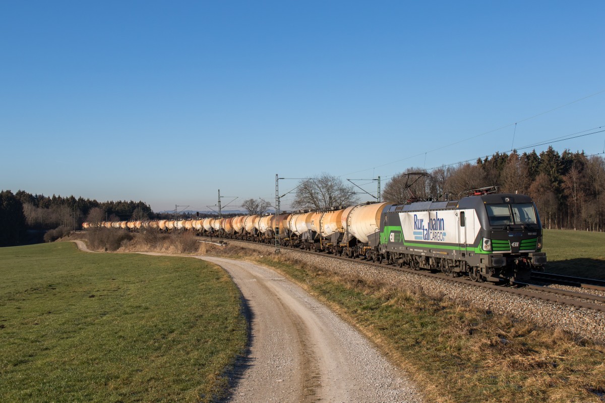 193 832 mit einem Knick-Kesselwagenzug am 29. Dezember 2015 bei Grabenst�tt.