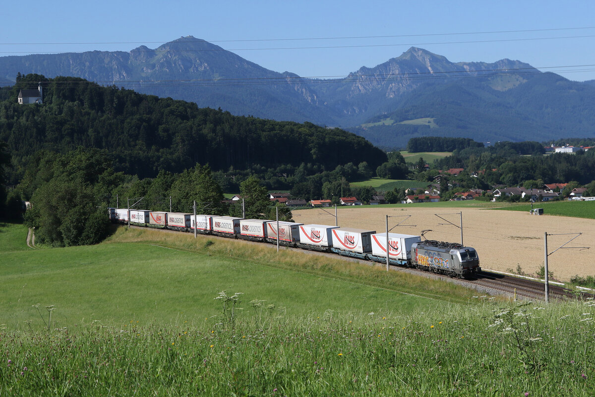 193 849 mit einem  MARS-KLV  aus M�nchen kommend am 119. Juli 2025 bei Vachendorf im Chiemgau.