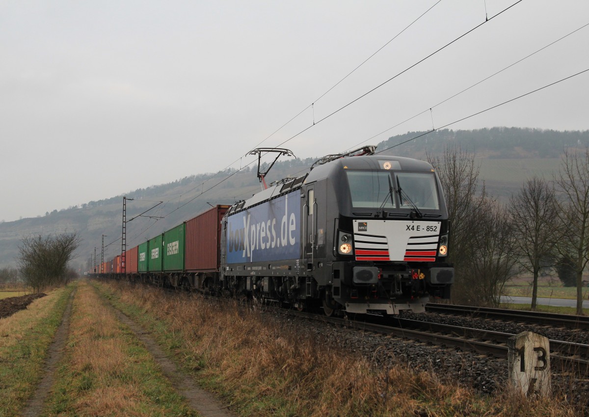 193 852 mit einem Containerzug am Haken am 20. Februar 2014 bei Th�ngersheim.