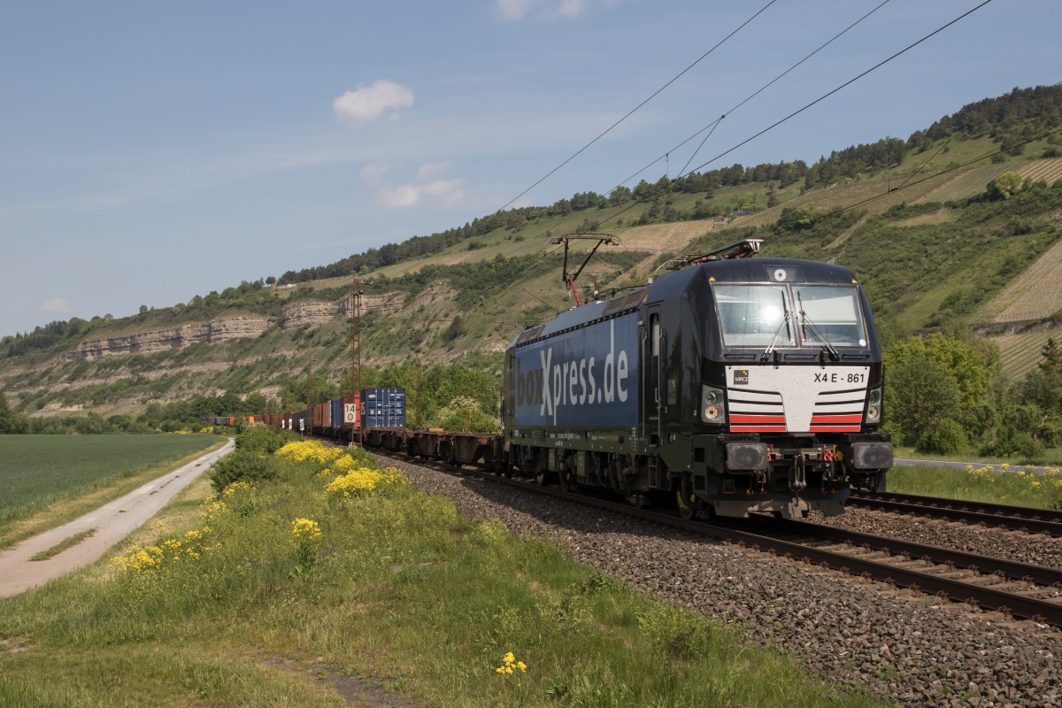 193 861 mit einem Containerzug am 14. Mai 2015 bei Th�ngersheim.