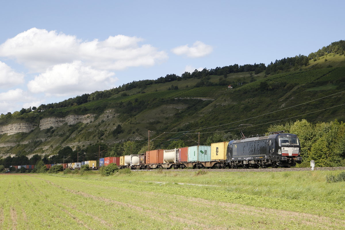 193 870 mit einem Containerzug am 19. August 2017 bei Th�ngersheim.
