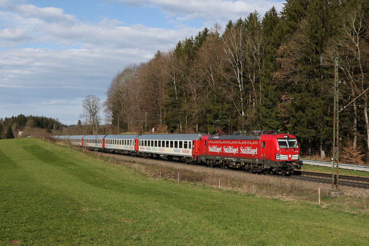 193 965 mit dem  Sn�lltaget-Skizug  auf dem Weg nach Salzburg.