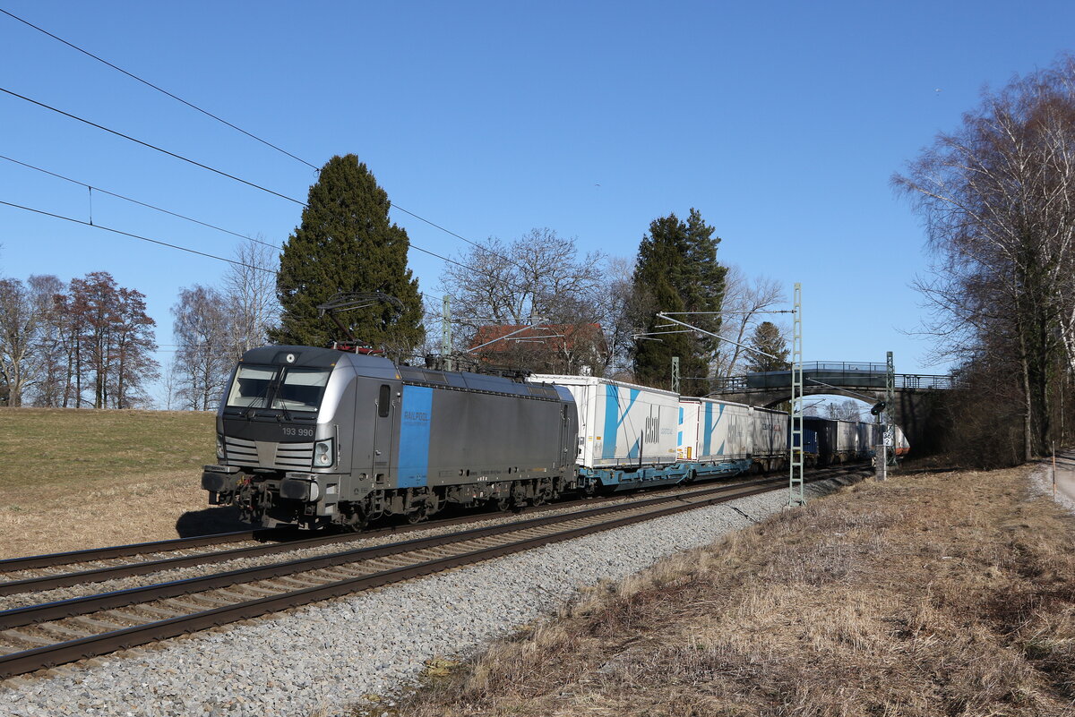 193 990 mit dem  Ekol  auf dem Weg nach M�nchen am 13. Februar 2022 bei �bersee am Chiemsee.