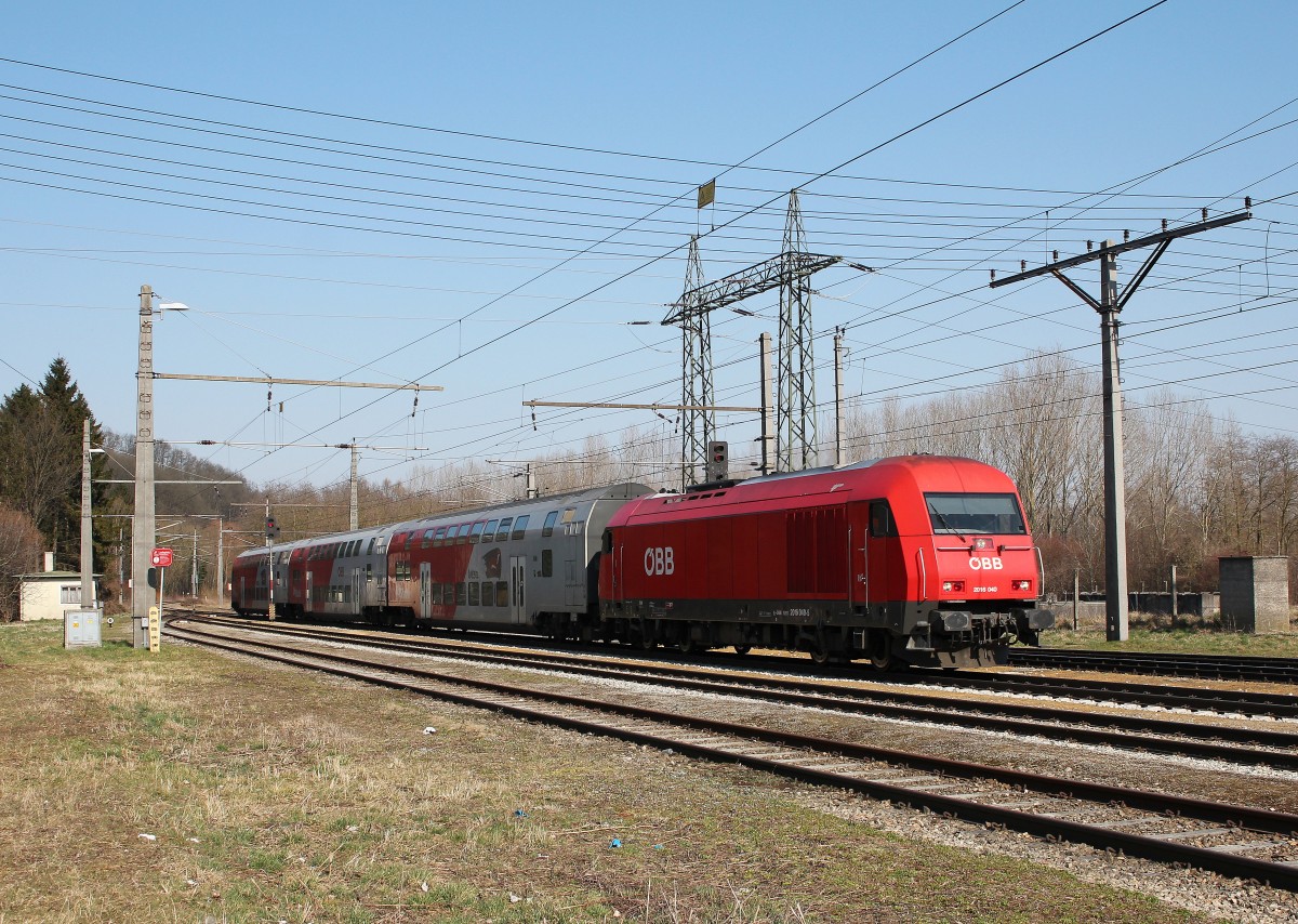 2016 040-5 am 18. M�rz 2015 bei der Einfahrt in den Bahnhof von Viehofen.