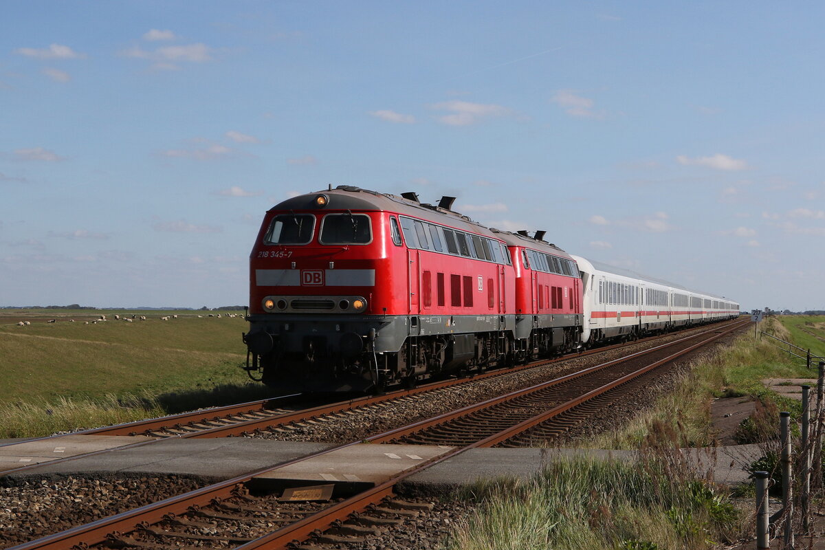 218 345 und 218 397 waren am 15. September 2023 mit einem  IC  bei Klanxb�ll in Richtung Sylt unterwegs.