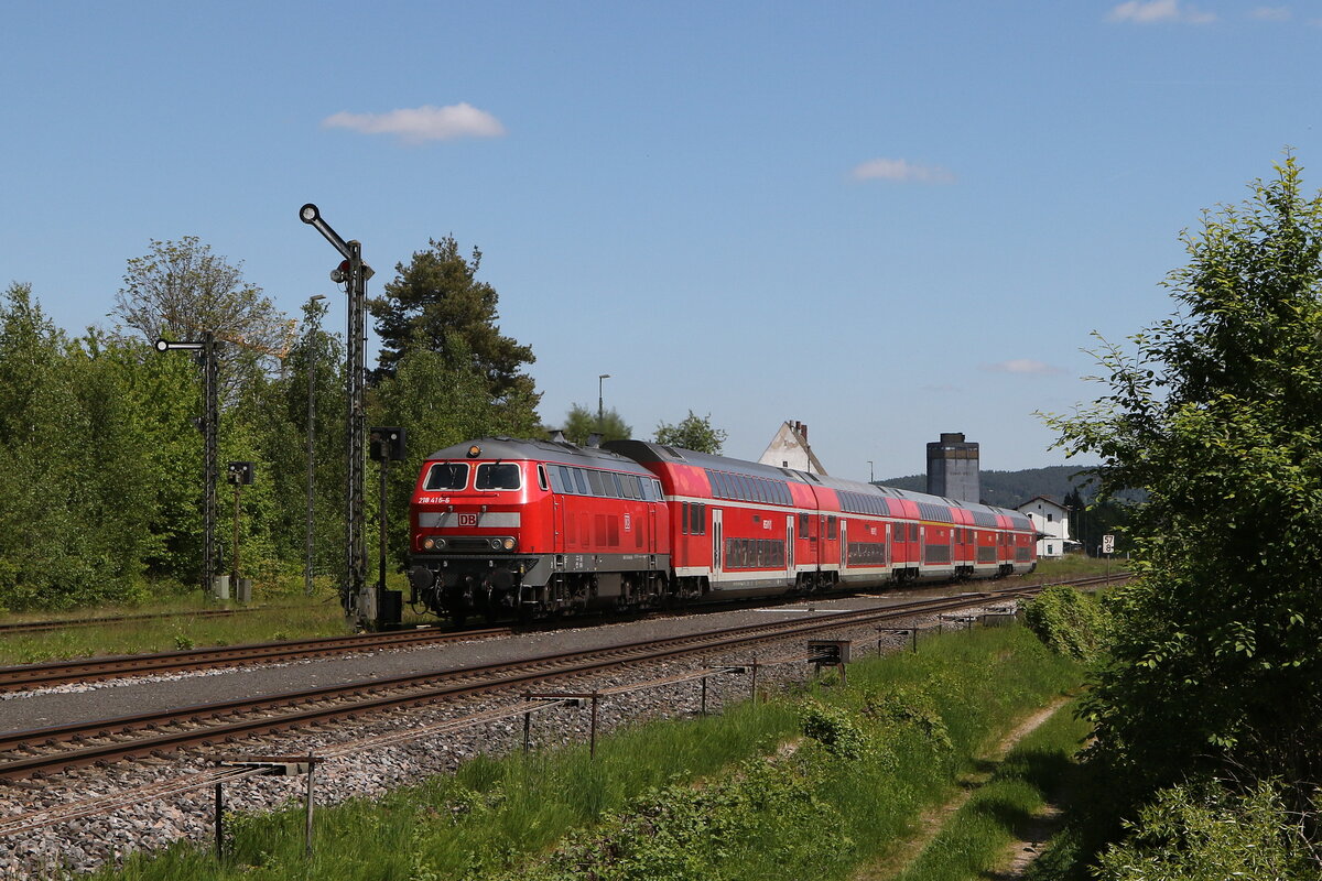 218 416 aus Hof kommend am 12. Mai 2025 in Nabburg.