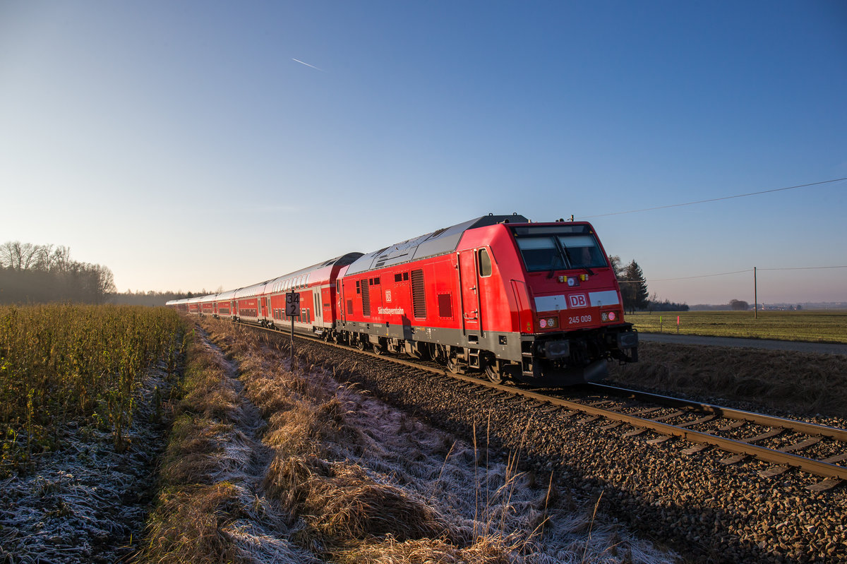 245 009 war am 30. Dezember 2016 bei Thann-Matzbach schiebend in Richtung M�nchen im Einsatz.