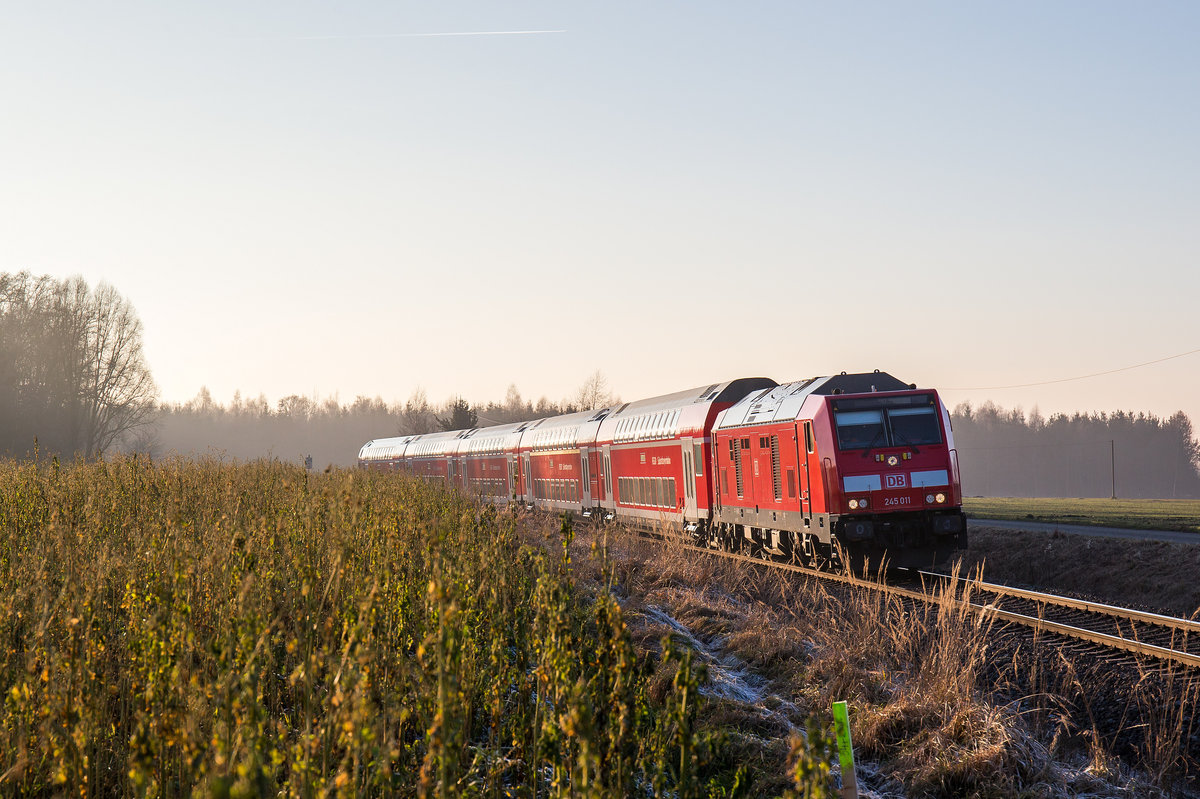 245 011 am 30. Dezember 2016 auf der Strecke M�hldorf-M�nchen bei Thann-Matzbach.
