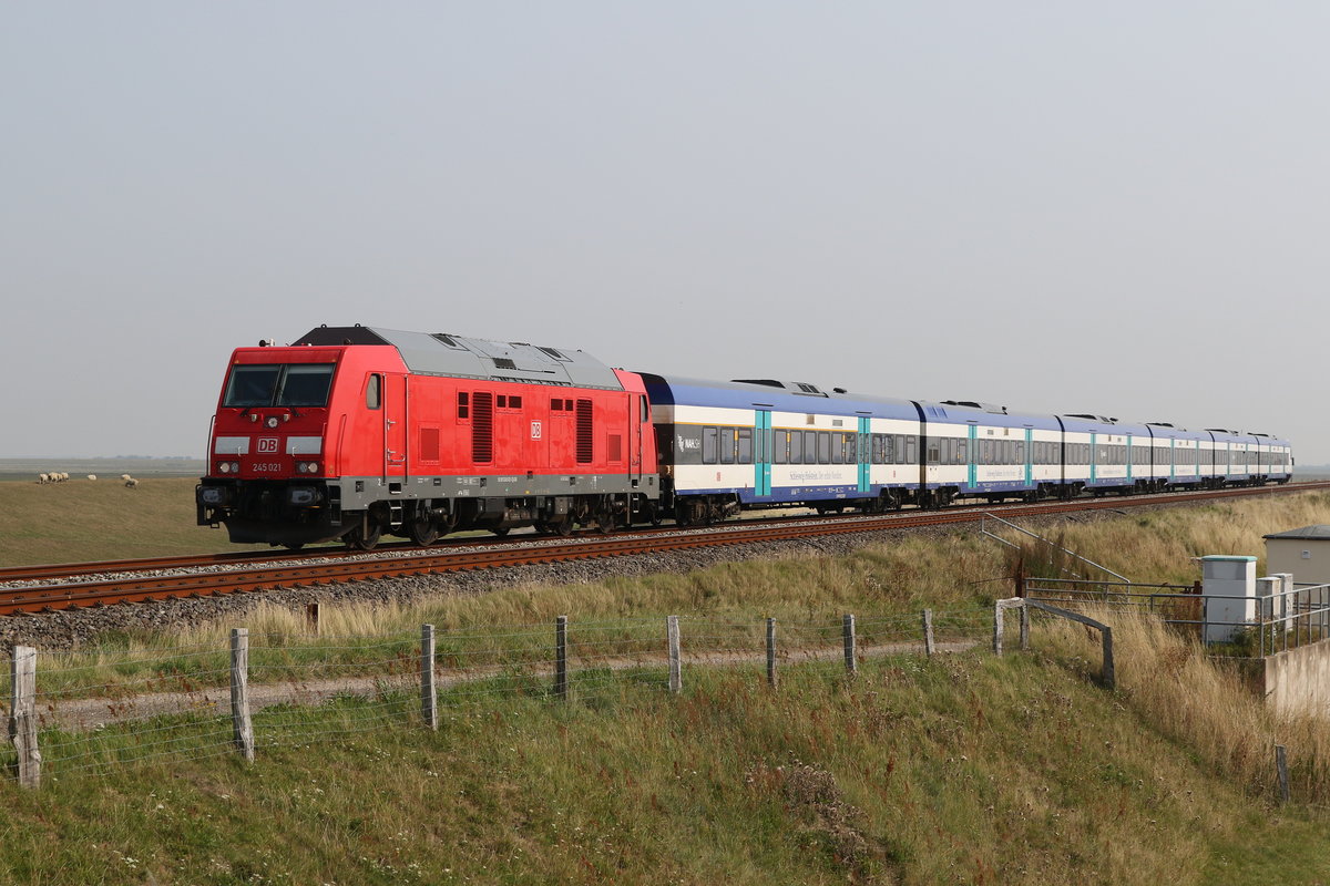 245 021 war am 28. August 2019 bei Klanxb�ll in Richtung Sylt unterwegs.