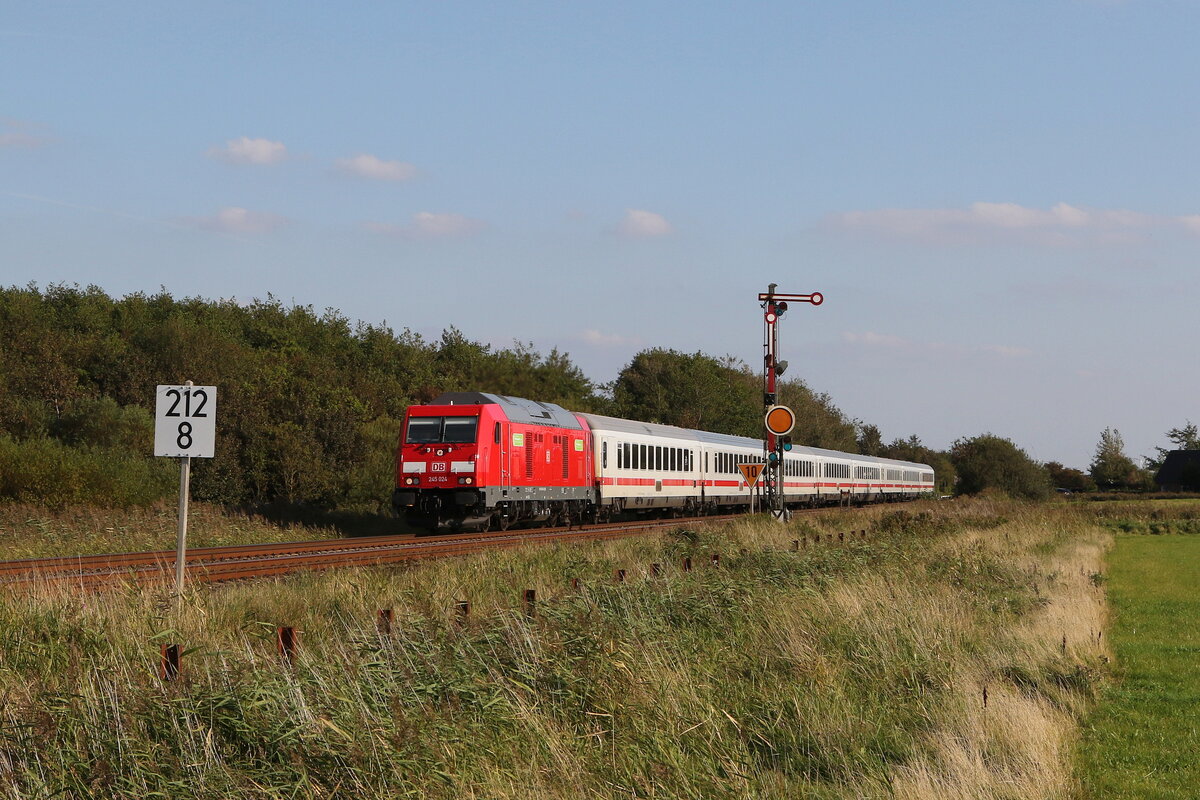 245 024 mit einem  IC  auf dem Weg nach Sylt. Aufgenommen am 15. September 2023 bei Klanxbx�ll.
