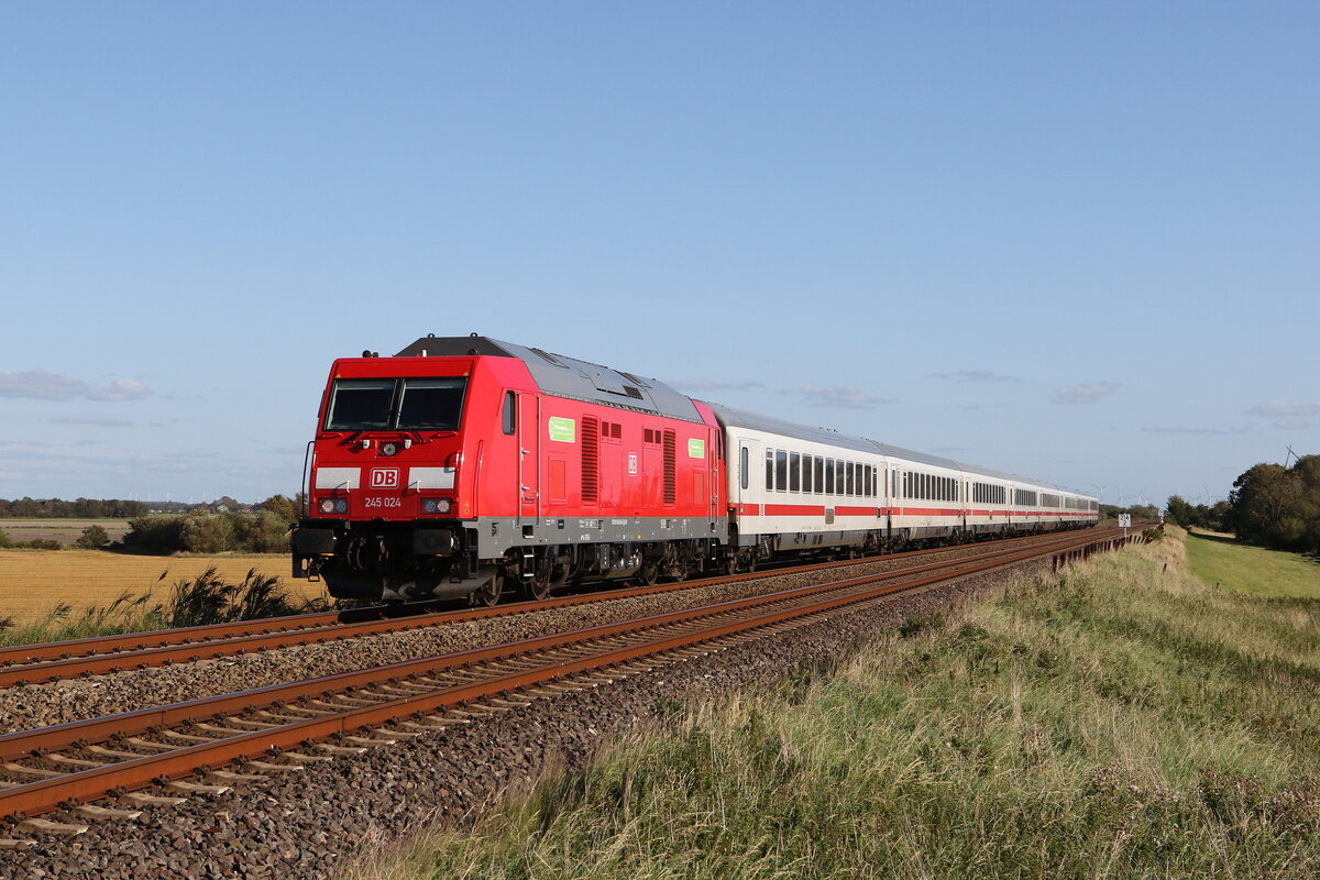 245 024 war am 13. September 2023 mit einem  IC  bei Klanxb�ll auf dem Weg nach Westerland.