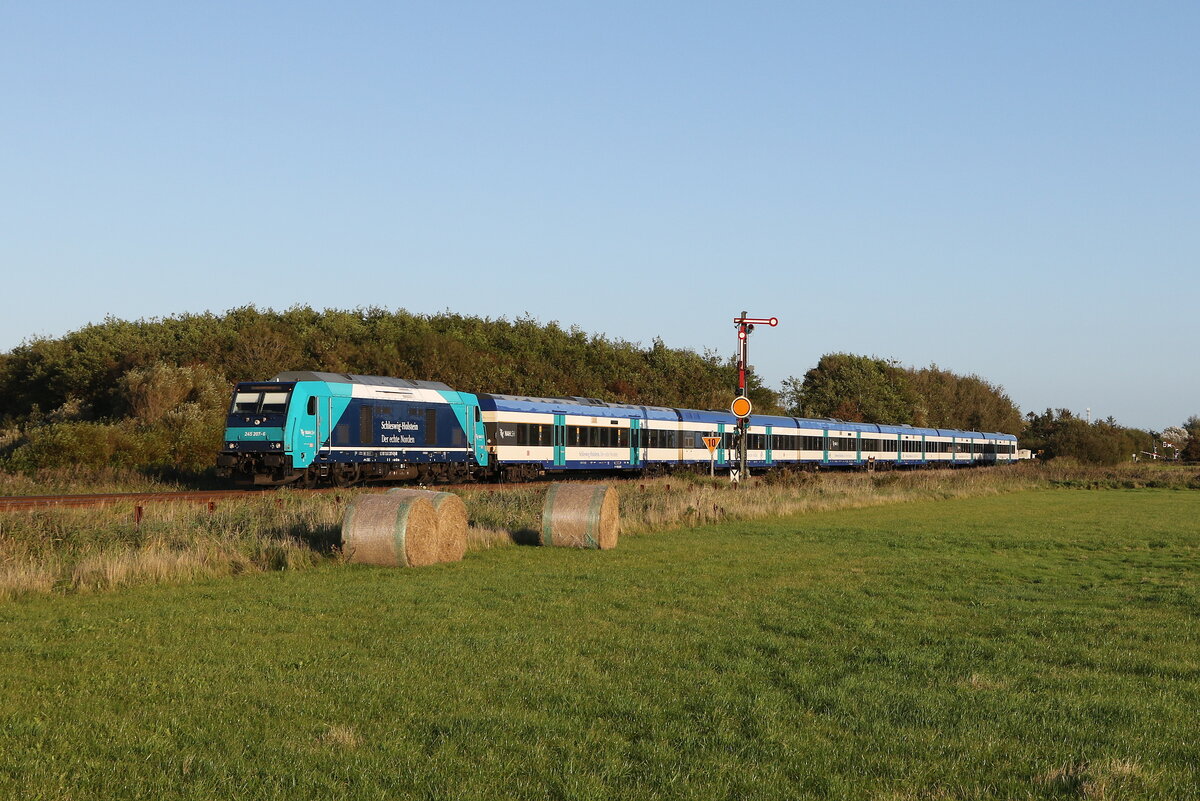 245 207 war am 13. September 2023 bei Klanxb�ll in Richtung Sylt unterwegs.